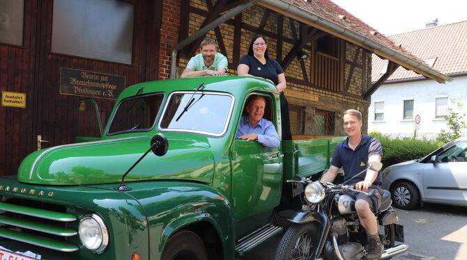 Ein froschgrüner Hanomag und eine alte NSU – herrliche Requisiten für Martin Schindler, Dieter Metzger (im Wagen), Viktoria Kaup Ein froschgrüner Hanomag und eine alte NSU – herrliche Requisiten für Martin Schindler, Dieter Metzger (im Wagen), Viktoria Kaup