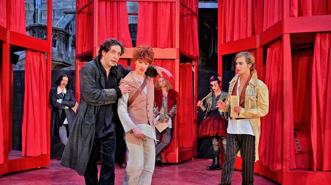 Felix Jeiter als Will Shakespeare (vorn links) mit Feline Zimmermann, die als Viola de Lesseps ein Mann zu sein vorgibt, und wei Felix Jeiter als Will Shakespeare (vorn links) mit Feline Zimmermann, die als Viola de Lesseps ein Mann zu sein vorgibt, und wei