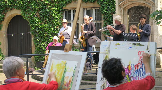 Kultur im lauschigen Garten-Ambiente: Maria Katsouli und Karin Zimmermann beim Live-Painting, im Hintergrund spielen Werner Byst Kultur im lauschigen Garten-Ambiente: Maria Katsouli und Karin Zimmermann beim Live-Painting, im Hintergrund spielen Werner Byst