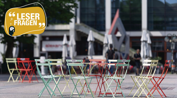 Seit Kurzem stehen bunte Bistrotische und -stühle auf dem Reutlinger Marktplatz. Sie sollen laut dem Presseamt der Stadt Reutlin