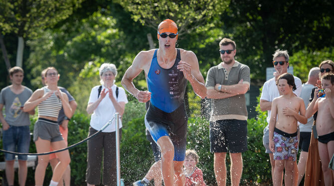 Marco Löffler von der TSG Reutlingen geht nach 400 Metern im Schwimmerbecken als erster Athlet auf die Strecke. FOTO: SCHANZ Marco Löffler von der TSG Reutlingen geht nach 400 Metern im Schwimmerbecken als erster Athlet auf die Strecke. FOTO: SCHANZ