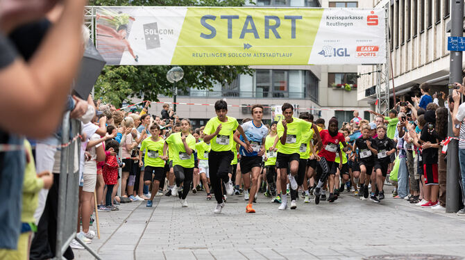 Vom Start weg beklatscht und bejubelt werden die Sportlerinnen und Sportler beim Reutlinger Altstadtlauf. FOTOS: SCHANZ Vom Start weg beklatscht und bejubelt werden die Sportlerinnen und Sportler beim Reutlinger Altstadtlauf. FOTOS: SCHANZ