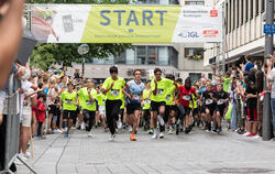 Vom Start weg beklatscht und bejubelt werden die Sportlerinnen und Sportler beim Reutlinger Altstadtlauf.  FOTOS: SCHANZ
