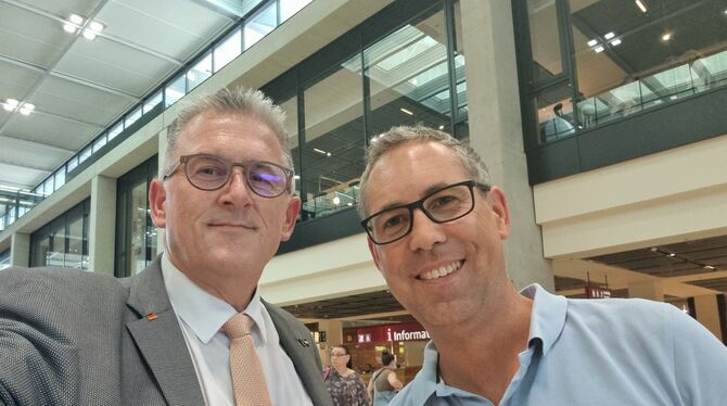 Versöhnliches Selfie nach Eklat im Bundestag: Michael Donth (CDU/links) und Michael Schrodi (SPD).