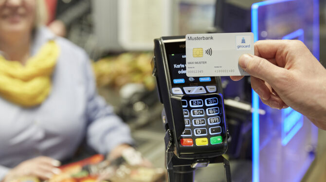 Zahlen mit Girokarte ist beliebt. Gerade bei Urlaubern, die nicht viel Bargeld mit sich herumtragen wollen. FOTO: EURO KARTENSYS