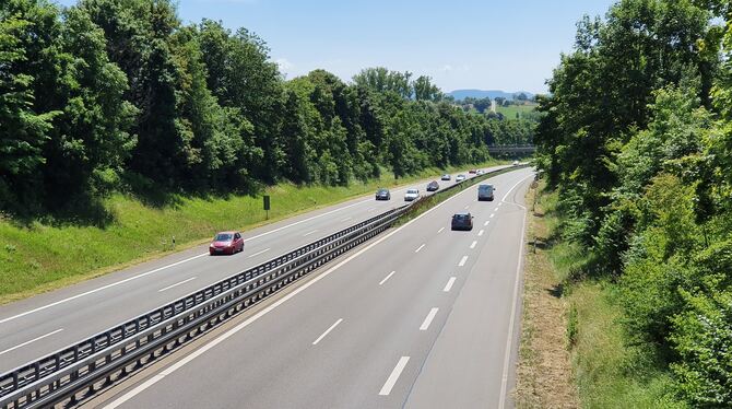 Auf der B 27 fahren Autos in Richtung Tübingen. Die Anwohner in den Pliezhäuser Ortsteilen Gniebel und Rübgarten stört der Lärm