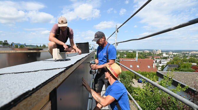 Dachdecker in der Sommerhitze Hoch über Reutlingen sind Dachdecker extremen Temperaturen fast schutzlos ausgesetzt. Wenn dann noch Dachpappe mit einem Gasbren