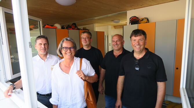 Rundgang durch das neue Sozialgebäude des Bauhofs in Pliezhausen. Im neuen Umkleideraum sind gerade Bürgermeister Christof Dold, Rundgang durch das neue Sozialgebäude des Bauhofs in Pliezhausen. Im neuen Umkleideraum sind gerade Bürgermeister Christof Dold,