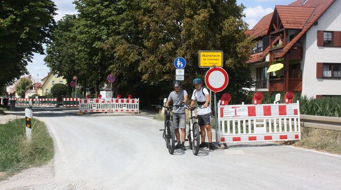 Kenan Frasch (rechts) und sein Kumpel Micha nutzten den Radweg (rechts hinter der Leitplanke) von Mähringen. Wo sie stehen, wird Kenan Frasch (rechts) und sein Kumpel Micha nutzten den Radweg (rechts hinter der Leitplanke) von Mähringen. Wo sie stehen, wird