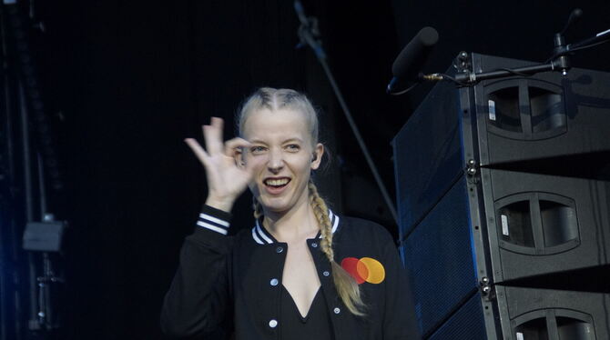 Cindy Klink Deaf Performerin Deaf Performerin Cindy Klink rappt in Gebärdensprache.