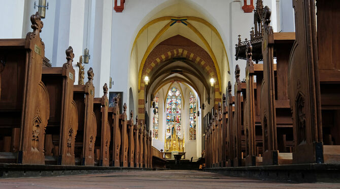 Leere Bänke: Immer mehr Menschen treten aus der Kirche aus - mit weitreichenden Folgen.