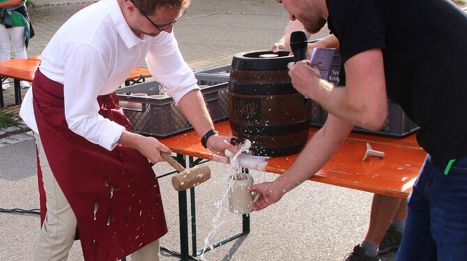 Schaumig und spritzig war Bürgermeister Simon Baiers dritter Fassanstich seiner Karriere. FOTOS: LEIPPERT Schaumig und spritzig war Bürgermeister Simon Baiers dritter Fassanstich seiner Karriere. FOTOS: LEIPPERT