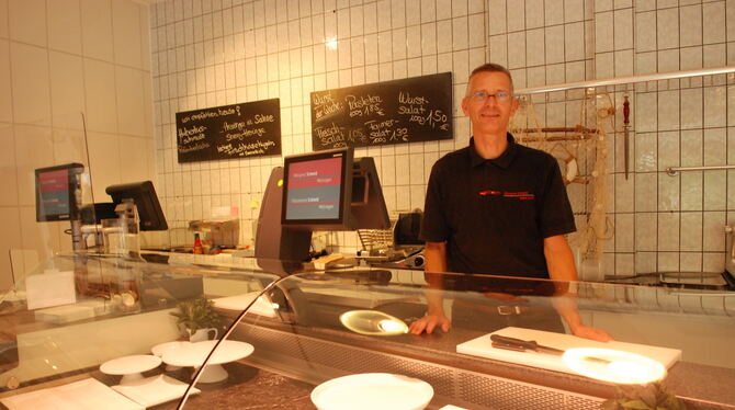 Leere Auslagen: Metzgermeister, Betriebswirt und Stadtrat Robert Schmid hinter der Theke seiner Filiale im Neugreuth. FOTOS: PF Leere Auslagen: Metzgermeister, Betriebswirt und Stadtrat Robert Schmid hinter der Theke seiner Filiale im Neugreuth. FOTOS: PF