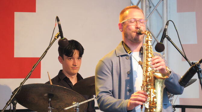jan hauff schlagzeug jan prax saxofon jazz konzert neue mitte pfullingen Saxofonist Jan Prax und Schlagzeuger Jan Hauf beim Konzert auf dem Pfullinger Marktplatz.