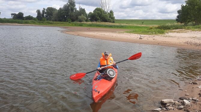 Paddeln Paddler Kanut Kanufahrer Elbe Rast auf der Sandbank. Nichts hindert die Elbe am Fließen, am Mäandern und Buchten bauen – für den Paddler Flusswandern, wie es