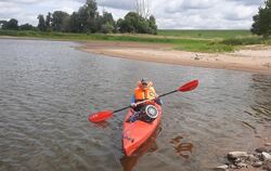 Rast auf der Sandbank. Nichts hindert die Elbe am Fließen, am Mäandern und Buchten bauen – für den Paddler Flusswandern, wie es 