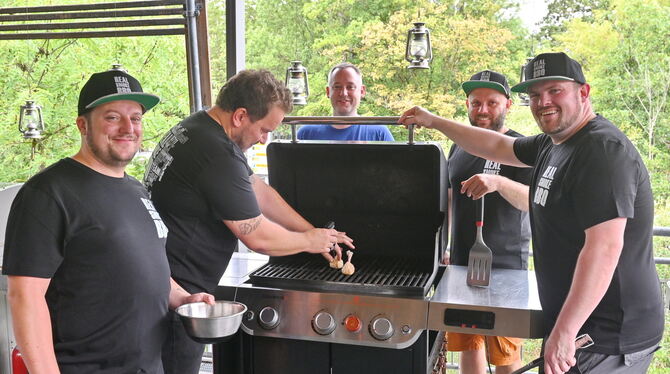 Grillen BBQ Der Reutlinger Tobias Walker (rechts) und der Gomaringer Stefan Grauer (links) beim Probegrillen der Chicken-Lollys mit ihrer Tr