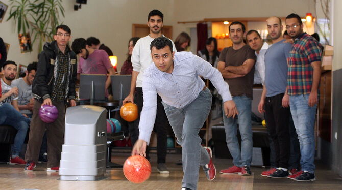 Engstingen Flüchtlinge bowlen Flüchtlinge wurden über gemeinsame Veranstaltungen angesprochen.