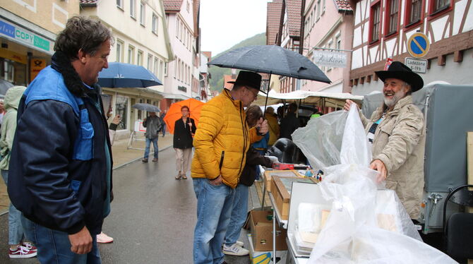 Bad Urach Antikmarkt Trödel Mal regnete es, dann hörte es wieder auf: Für die Händler gab's viel zu tun, immer wieder mussten die Waren mit Planen geschützt
