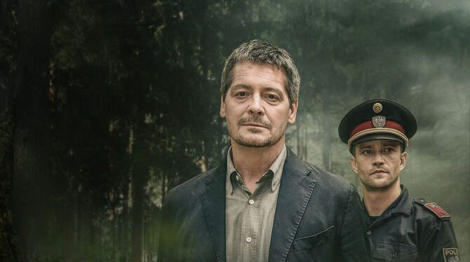 Landkrimi Niederösterreich,Fernsehfilm,Krimi,Keyvisual Fitz Karl als Kommissar Paul Werner (vorne) ermittelt zusammen mit Polizist Martin (hinten) in "Der Schutzengel - Ein Landkrim