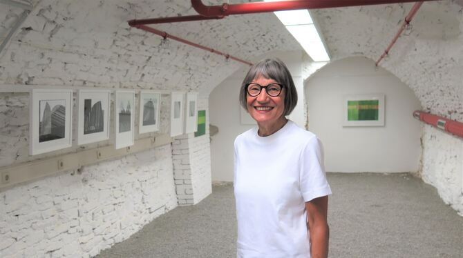 Ingrid Haap in der Galerie von Osiander Reutlingen Ingrid Haap in der von ihr betreuten Galerie im Gewölbe bei Osiander in Reutlingen. Im Hintergrund sind Arbeiten von Uta Albeck