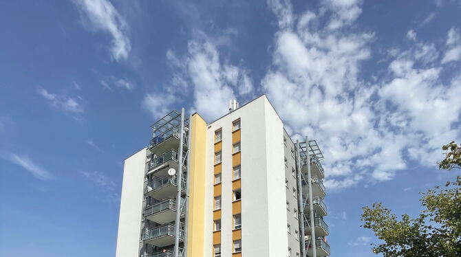 Sperrmüll Wilder Müllberg Außer Kontrolle geratener Restmüllberg unter dem Hochhaus in der Buchenstraße in Bästenhardt