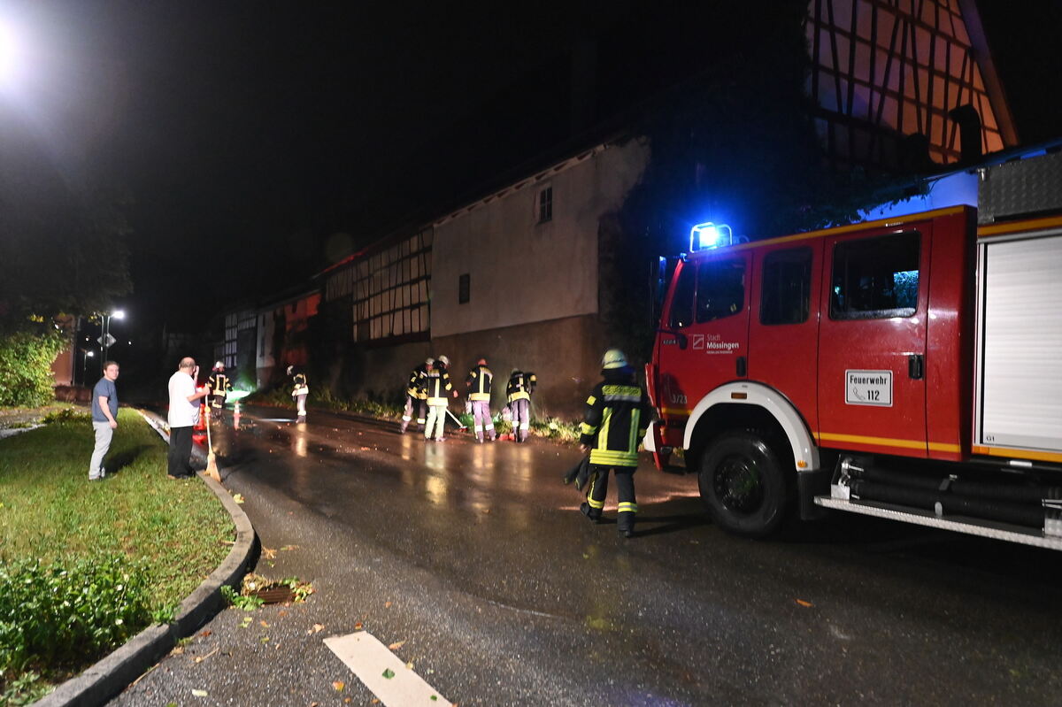 Aufräumarbeiten in der Ortsdurchfahrt von Öschingen FOTO MEYER4994