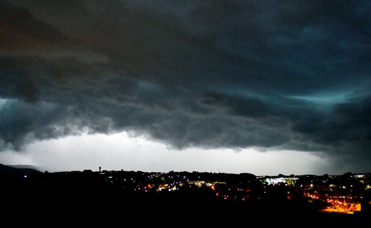 Gegen 21 Uhr erreicht die Gewitterfront von Westen den Landkreis Tübingen hier bei Bodelshausen FOTO MEYER3662