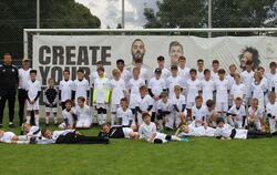 Junge Sportler aus Gammertingen und Umgebung haben fünf Tage mit der Fußballschule von Real Madrid trainiert.  FOTO: RÖSCH