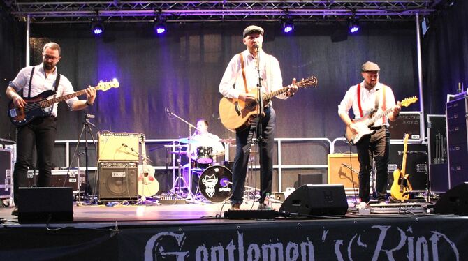 Gentlemen's Riot beim Kultursommer vorm Schloss in Gammertingen. FOTO: RÖSCH Gentlemen's Riot beim Kultursommer vorm Schloss in Gammertingen. FOTO: RÖSCH