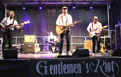 Gentlemen's Riot beim Kultursommer vorm Schloss in Gammertingen.  FOTO: RÖSCH 