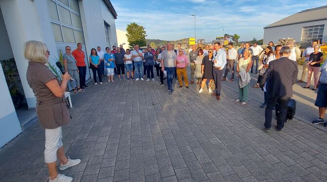 IHK vor Ort: Die Teilnehmer beim Spaziergang durch das Gewerbegebiet in Sonnenbühl, wo sich ansässige Unternehmen vorstellen. F IHK vor Ort: Die Teilnehmer beim Spaziergang durch das Gewerbegebiet in Sonnenbühl, wo sich ansässige Unternehmen vorstellen. F