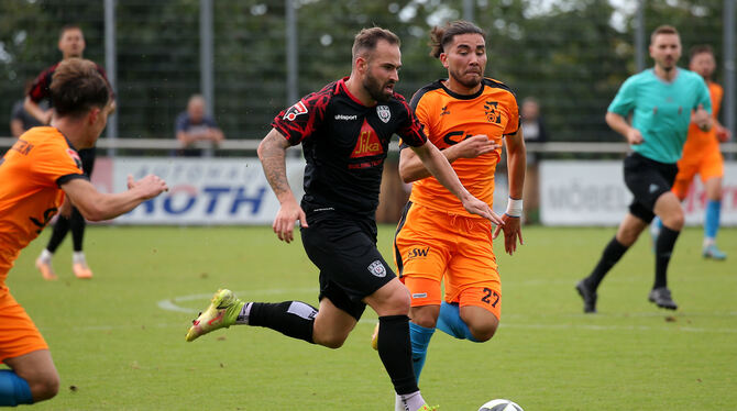Baden-Wuerttemberg, Fussball, Maenner, OL, Oberliga, Saison 2023/24, wfv Mit Elan nach vorne: SSV-Zugang Luca Plattenhardt (dunkles Trikot).