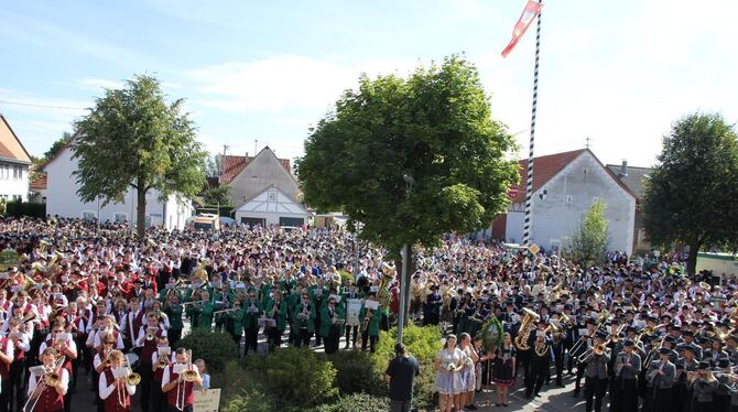 Ein imposantes Bild: der Musikantengruß beim Gesamtspiel auf dem Kirchplatz in Feldhausen. FOTOS: RÖSCH Ein imposantes Bild: der Musikantengruß beim Gesamtspiel auf dem Kirchplatz in Feldhausen. FOTOS: RÖSCH