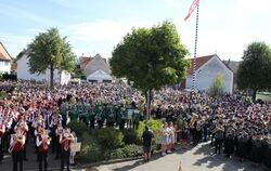 Ein imposantes Bild: der Musikantengruß beim Gesamtspiel auf dem Kirchplatz in Feldhausen.  FOTOS: RÖSCH 