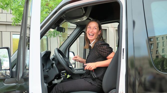Die Chefdirigentin testet schon einmal das neue Orchestermobil.