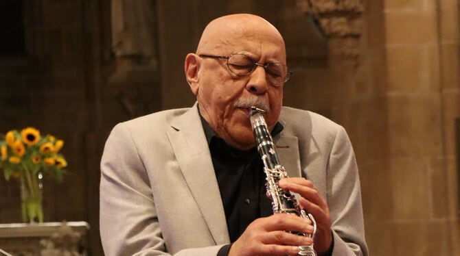 Einer der die Musik lebt: Giora Feidman verzaubert mit seinem Klarinettenspiel sein Publikum in der Reutlinger Marienkirche. Einer der die Musik lebt: Giora Feidman verzaubert mit seinem Klarinettenspiel sein Publikum in der Reutlinger Marienkirche.