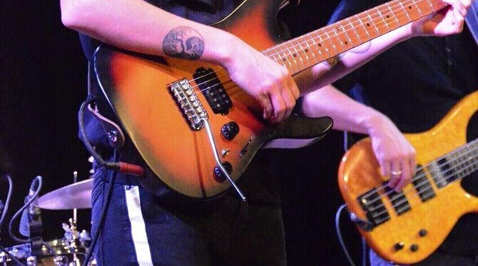 Adler_Meidelstetten_Musik_Gitarre Seit 40 Jahren steht der Adler Meidelstetten für griffige Live-Sounds.