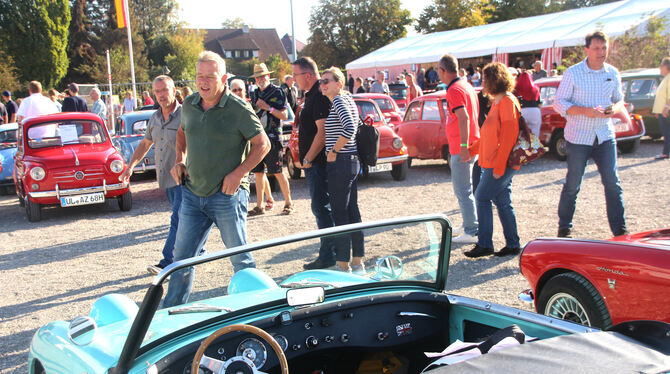 Mehr als 1.000 Oldtimer gab es beim 21. Roller- und Kleinwagentreffen in Engstingen zu bewundern. Ein kleiner und feiner Teilema Mehr als 1.000 Oldtimer gab es beim 21. Roller- und Kleinwagentreffen in Engstingen zu bewundern. Ein kleiner und feiner Teilema