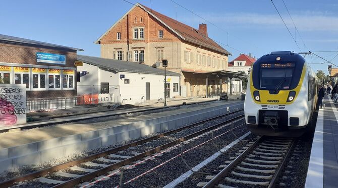 Zug SWEG Bahn Stuttgart Bahnhof Metzingen Ein Zug der SWEG Bahn Stuttgart (SBS) hält im Bahnhof Metzingen, dessen Bahnsteig am Gleis 1 gerade umgebaut wird. Das soll bis