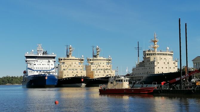 Die finnische Eisbrecherflotte. Ganz links die 2015 gebaute Polaris, ganz rechts der älteste Eisbrecher, die Voima. FOTO: ZIMME Die finnische Eisbrecherflotte. Ganz links die 2015 gebaute Polaris, ganz rechts der älteste Eisbrecher, die Voima. FOTO: ZIMME
