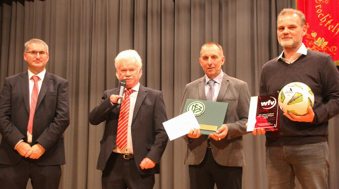 Sigmar Störk, (WFV, von links) und Josef Haug (WFV-Bezirk Alb) überreichten Plaketten, einen Gutschein über 500 Euro sowie Fußbä Sigmar Störk, (WFV, von links) und Josef Haug (WFV-Bezirk Alb) überreichten Plaketten, einen Gutschein über 500 Euro sowie Fußbä