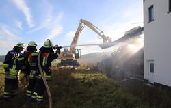 Die Feuerwehr hatte den Brand schnell unter Kontrolle, konnte aber nicht verhindern, dass selbst Stahlteile durch die Hitze verb