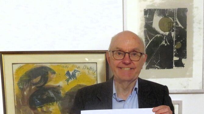 Wolfgang Glöckner mit einem Brief, in dem Grieshaber dem Stedelijk-Museum Amsterdam sein Kommen ankündigt. FOTO: PFEIFFER Wolfgang Glöckner mit einem Brief, in dem Grieshaber dem Stedelijk-Museum Amsterdam sein Kommen ankündigt. FOTO: PFEIFFER