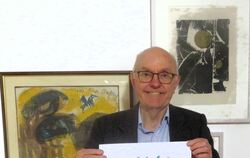 Wolfgang Glöckner mit einem Brief, in dem Grieshaber dem Stedelijk-Museum Amsterdam sein Kommen ankündigt. FOTO: PFEIFFER