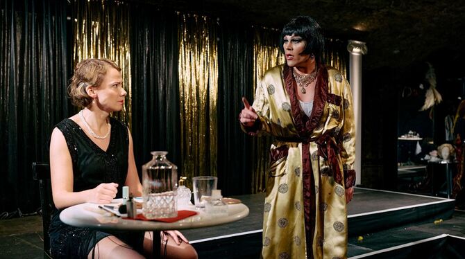 Anne Leßmeister (links) als Anita und Betty Heart als Betty im Drag-Showabend »Roaring Twentysomethings« des Theaters Die Tonne.