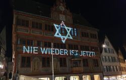 Ohne Flagge, dafür mit angestrahlten Rathaus Tübingen.