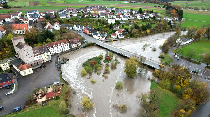 Mittelstadt Neckar Der Neckar beim Wehr in Mittelstadt: Die Grün- und Schotterfläche in der Mitte, auf der sich im Sommer Badegäste sonnen, ist kom