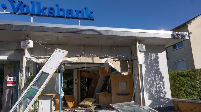 Justiz,Kriminalität,Polizei Nicht nur der Geldautomat wurde von den Kriminellen in die Luft gejagt, sondern auch die halbe Bankfiliale.