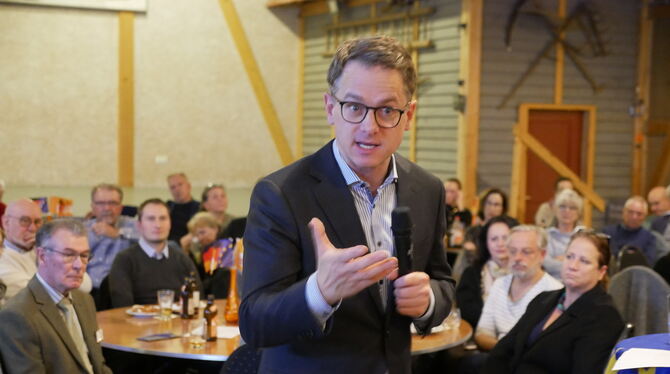 Linnemann Einen beeindruckenden Auftritt legte Carsten Linnemann am Mittwochabend in Nehren in der Musikantenscheune auf Einladung der Kre